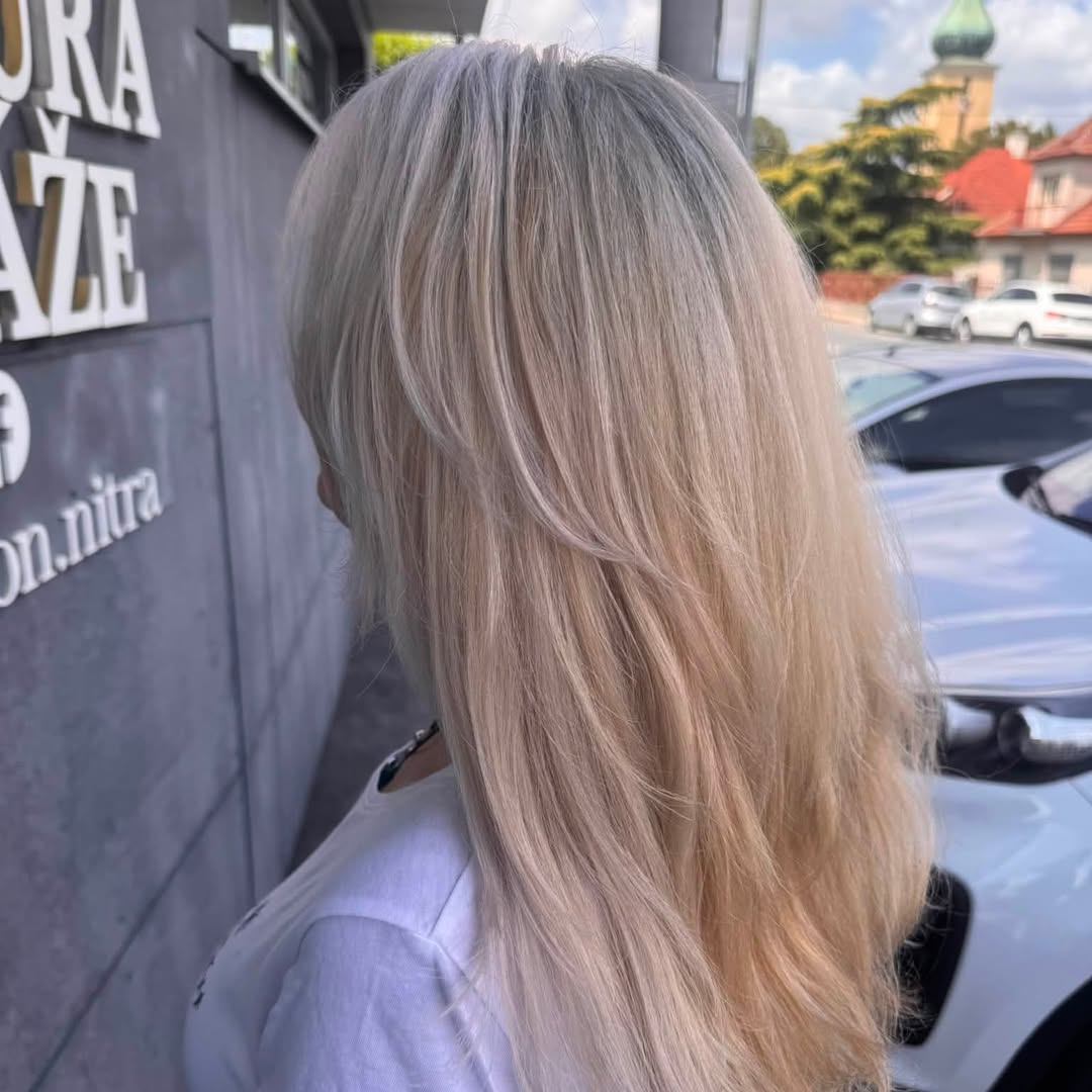 Svetlá blond so strihom do vrstiev – Desire salón Nitra